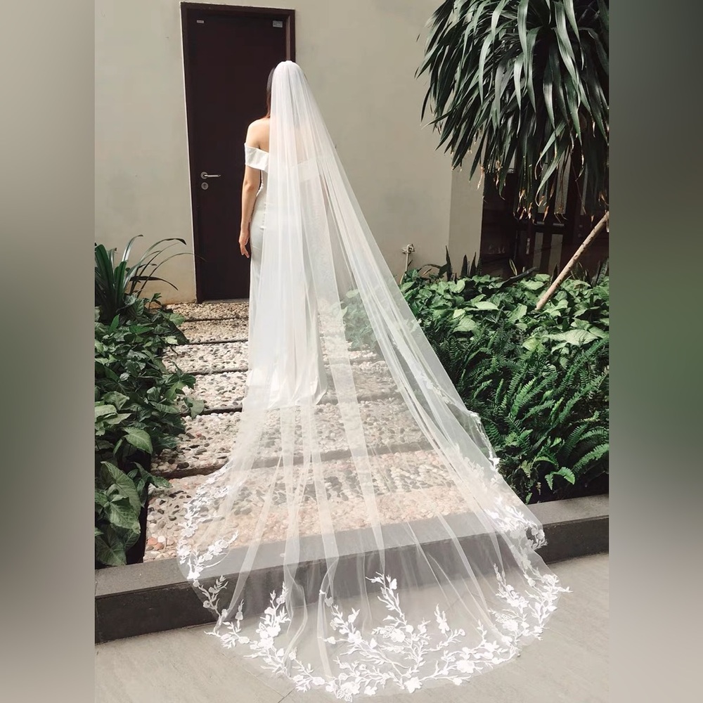 Elegant White Bridal Veil